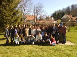 Деца са проф. Љубицом Мијатовић која су укључена у акцију